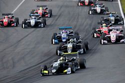 Start: Lando Norris, Carlin, Dallara F317 - Volkswagen leads