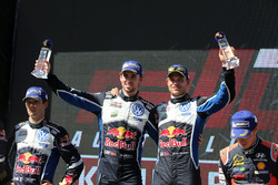 Podium: Sieger Andreas Mikkelsen, Anders Jäger, Volkswagen Motorsport