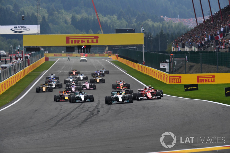 Lewis Hamilton, Mercedes-Benz F1 W08 líder al inicio de la carrera