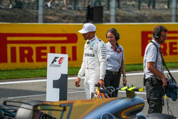 Il poleman Lewis Hamilton, Mercedes AMG F1 nel parco chiuso