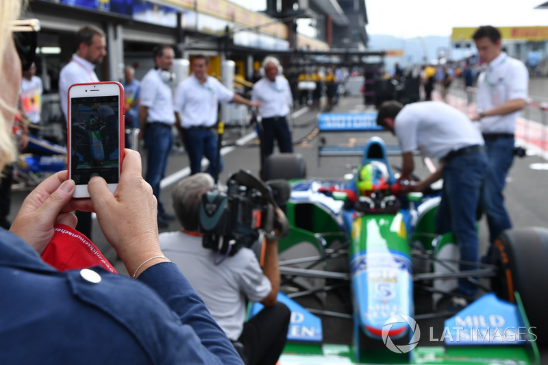 Sabine Kehm, scatta una foto a Mick Schumacher, Benetton B194