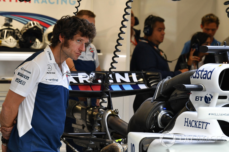 Гай Мартин смотрит на новое шасси Williams FW40 для Фелипе Массы