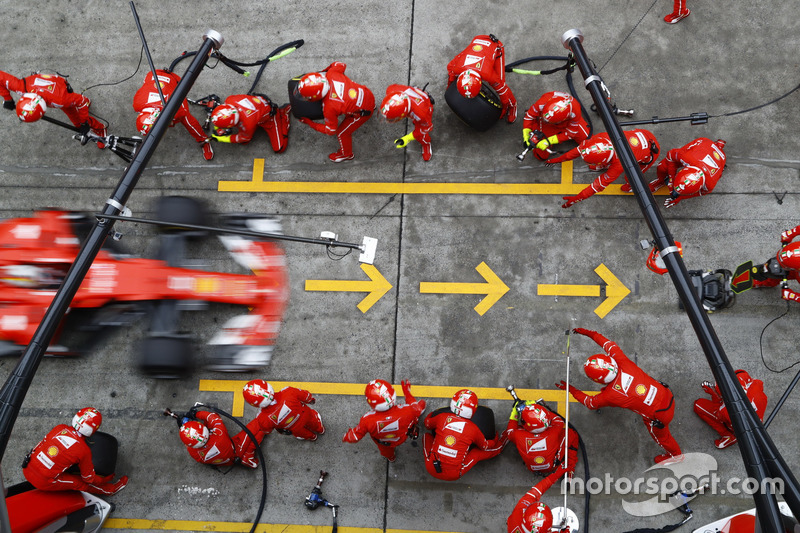 Sebastian Vettel se detiene en un suspiro a cambiar neumáticos