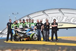 Gruppenfoto: #48 BMW: Stefan Kerschbaumer, Jan Bühn, Lucy Glöckner, Dominik Vincon