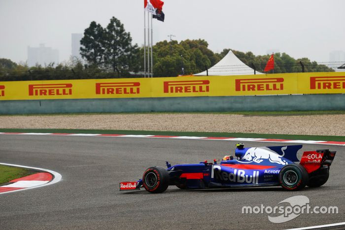 Carlos Sainz Jr., Scuderia Toro Rosso STR12, gira al inicio