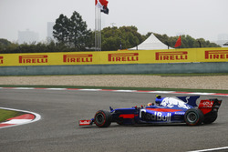 Carlos Sainz Jr., Scuderia Toro Rosso STR12, spins twice at the start