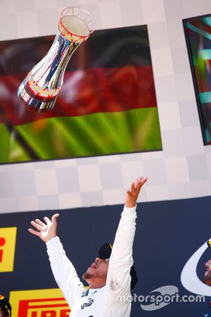 Podium: race winnaar Lewis Hamilton, Mercedes AMG F1