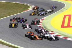 Felipe Massa, Williams FW40, Fernando Alonso, McLaren MCL32, Esteban Ocon, Sahara Force India F1 VJM10, Sergio Perez, Sahara Force India F1 VJM10 at the start