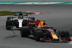 Max Verstappen, Red Bull Racing RB13 precede Lewis Hamilton, Mercedes-Benz F1 W08