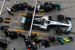 Valtteri Bottas, Mercedes-Benz F1 W08 pit stop