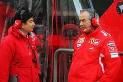 Hirohide Hamashima, jefe de Bridgestone Tyre Development con Luigi Mazzola, Ferrari Encargado de equ