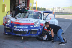 Meccanici al lavoro sulla Porsche 911 GT3 Cup di Livio Selva, Ebimotors
