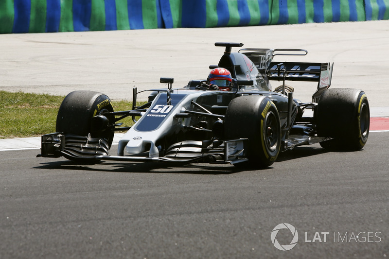 Santino Ferrucci, Haas F1 Team VF-17, recupera la monoposto dopo un testacoda