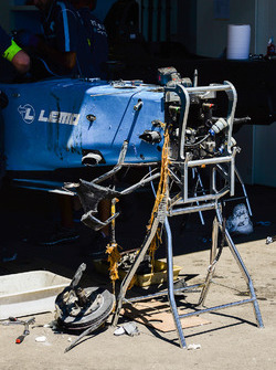 Il team Renault eDAMS al lavoro sulla monoposto danneggiata di Sébastien Buemi, Renault e.Dams