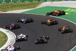 Daniel Ricciardo, Red Bull Racing, runs wide, as Lewis Hamilton, Mercedes AMG F1 W08, Carlos Sainz Jr., Scuderia Toro Rosso STR12, Fernando Alonso, McLaren MCL32, Stoffel Vandoorne, McLaren, Jolyon Palmer, Renault Sport F1 Team, Sergio Perez, Sahara Force India F1 VJM10 and Esteban Ocon, Sahara Force India F1 VJM10