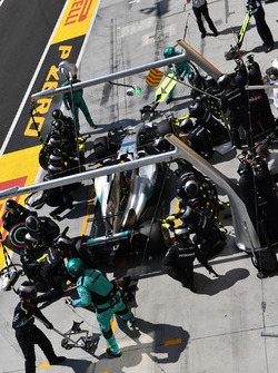 Lewis Hamilton, Mercedes-Benz F1 W08 Hybrid pit stop