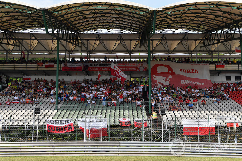 Robert Kubica, Renault Sport F1 Team RS17 fans and banners
