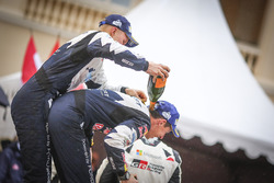 Le vainqueur Julien Ingrassia, M-Sport, se fait doucher au champagne par Ott Tänak