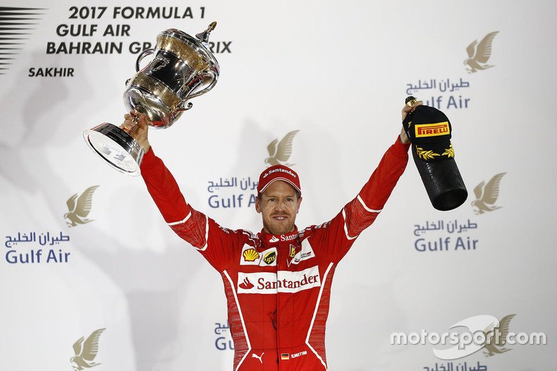 Com duas vitórias e um segundo lugar, Vettel abre uma vantagem de sete pontos para Hamilton no campeonato.