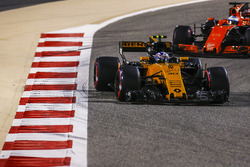 Джолион Палмер, Renault Sport F1 RS17, и Фернандо Алонсо, McLaren MCL32