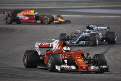 Sebastian Vettel, Ferrari SF70H, Valtteri Bottas, Mercedes F1 W08, Daniel Ricciardo, Red Bull Racing