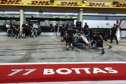 Valtteri Bottas, Mercedes AMG F1 W08, returns to the pits