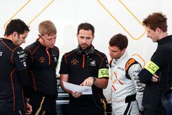 Jérôme d'Ambrosio, Dragon Racing, checks the data with his team in the garage