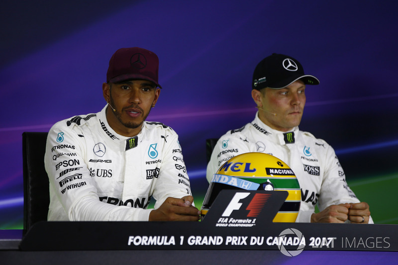 Lewis Hamilton com capacete de Ayrton Senna ao lado de Valtteri Bottas