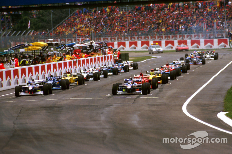 The grid forms for the start with Jacques Villeneuve, Williams FW19 Renault and Heinz-Harald Frentze