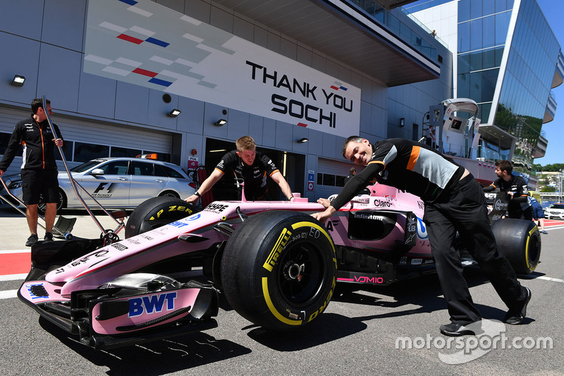 Sahara Force India F1 VJM10 in pit lane