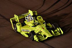 Le vainqueur Simon Pagenaud, Team Penske Chevrolet