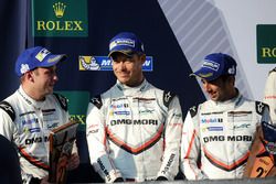 Podio: al secondo posto Neel Jani, Andre Lotterer, Nick Tandy, Porsche Team