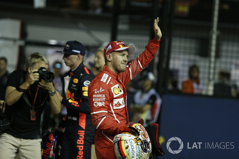 Il Poleman Sebastian Vettel, Ferrari, festeggia nel parco chiuso