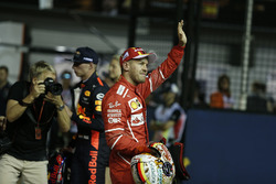 Il Poleman Sebastian Vettel, Ferrari, festeggia nel parco chiuso