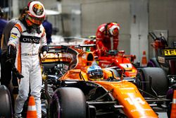 Stoffel Vandoorne, McLaren, Kimi Raikkonen, Ferrari, in Parc Ferme