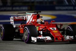 Il poleman Sebastian Vettel, Ferrari SF70H, festeggia al ritorno nel parco chiuso