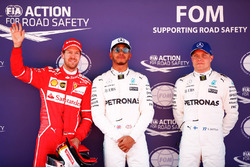 Обладатель поула Льюис Хэмилтон, Mercedes AMG F1, второе место – Себастьян Феттель, Ferrari, третье