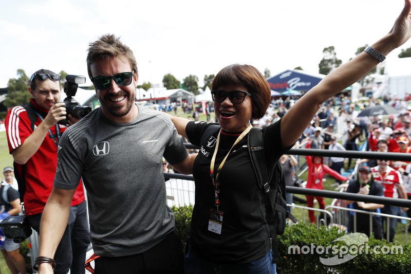 Fernando Alonso, McLaren, umarmt einen Fan