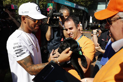 Lewis Hamilton, Mercedes AMG, incontra un tifoso e il suo cane