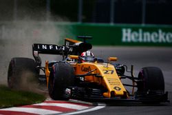 Nico Hulkenberg, Renault Sport F1 Team RS17, throws up dust while cutting a corner