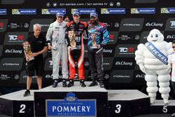 Podium: Race wimmer Aurélien Panis, Boutsen Ginion Racing, Honda Civic Type-R TCR, second place Giacomo Altoé, M1RA, Honda Civic TCR, third place Stefano Comini, Comtoyou Racing, Audi RS3 LMS