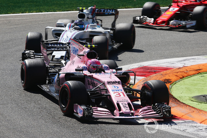 Esteban Ocon, Sahara Force India F1 VJM10, Lance Stroll, Williams FW40