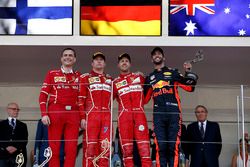 Riccardo Adami, Ingeniero de carrera de Ferrari, segundo lugar Kimi Raikkonen, Ferrari, ganador de la carrera Sebastian Vettel, Ferrari y el tercer lugar Daniel Ricciardo, Red Bull Racing festejar en el podio con los trofeos