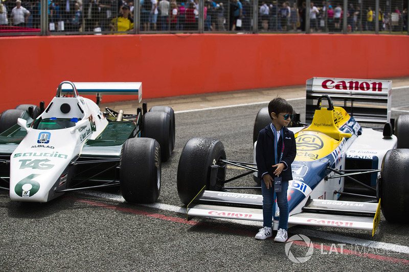 Genç taraftar ve Williams FW08, FW11