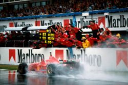 Il vincitore Michael Schumacher, Ferrari F310 prende la bandiera