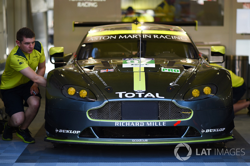 №97 Aston Martin Racing Aston Martin Vantage: Даррен Тёрнер, Джонатан Адам, Даниэль Серра