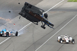 Scott Dixon, Chip Ganassi Racing Honda, Jay Howard, Schmidt Peterson Motorsports Honda, involved in a huge crash, Helio Castroneves, Team Penske Chevrolet avoids carnage