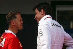 Sebastian Vettel, Ferrari e Toto Wolff, Direttore del Motorsport Mercedes AMG F1