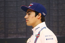 Lance Stroll visite le stand F1 Racing