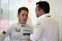 Stoffel Vandoorne, McLaren MCL32 en Eric Boullier, McLaren Racing Director